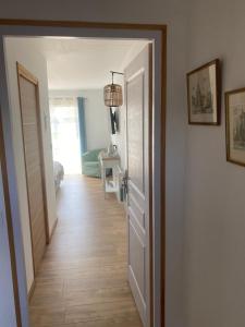 a hallway with a door leading to a bedroom at La Note Bleue - Chambres d'hôtes in Échillais