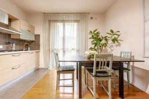 a kitchen with a table and chairs in a kitchen at Bilocale moderno a Conselve in Conselve