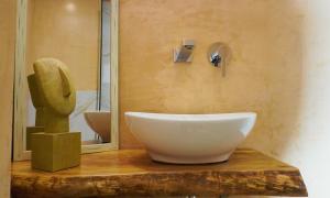ein Badezimmer mit einem Aufsatzwaschbecken auf einem Holztisch in der Unterkunft maison jamouri in Kríni
