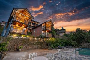 a house on a hill with a pool at Vantage hills Haputale in Haputale