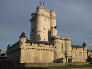 a castle with a flag on top of it at Rempart du Chateau-SV85 StudioVincennes in Vincennes