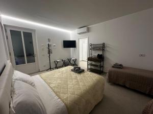 a bedroom with a bed and a television in it at GV Guest House Malpensa in Lonate Pozzolo