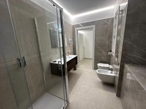 a bathroom with a shower and a sink and a toilet at GV Guest House Malpensa in Lonate Pozzolo