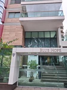 a building with a blue hope sign on it at Blue Hope, 467, LUXO em Vitória ES in Vitória