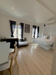 a bedroom with a bed and a living room with a couch at Rempart du Chateau-SV86 StudioVincennes in Vincennes
