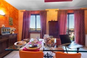 a dining room with a table with a laptop on it at La Casa Di Miele in Marcignago