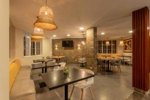 a restaurant with tables and chairs in a room at Hotel Serra Nova in Cajamarca