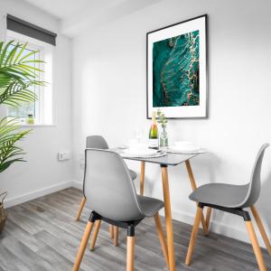 a dining room with a table and chairs at Modern 2 Bed Apartment - Parking - Smart TV - Fast Wi-Fi 27CR in Sleightholme