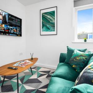 a living room with a green couch and a table at Modern 2 Bed Apartment - Parking - Smart TV - Fast Wi-Fi 27CR in Sleightholme