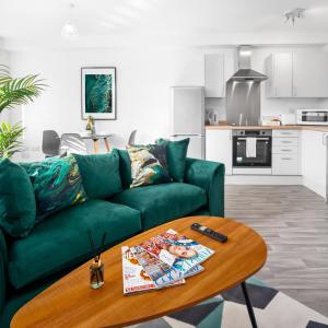 a living room with a green couch and a table at Modern 2 Bed Apartment - Parking - Smart TV - Fast Wi-Fi 27CR in Sleightholme +33 photos