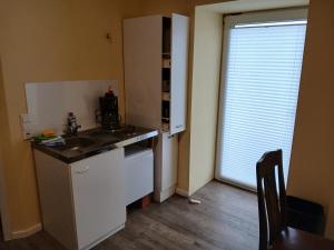 a small kitchen with a sink and a window at Wohnen am Schliestedter Bach b in Schöppenstedt