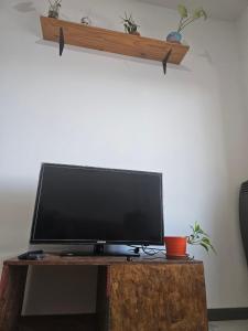a flat screen tv sitting on top of a wooden table at Amplio Departamento Monoambiente in San Luis