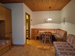 a dining room with a table and chairs at Residence Rastbichl - Apartments & Indoor-Pool in Maranza