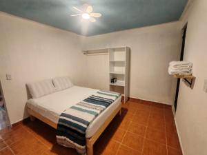 a bedroom with a bed and a ceiling fan at Depa Banthi in San Juan del Río