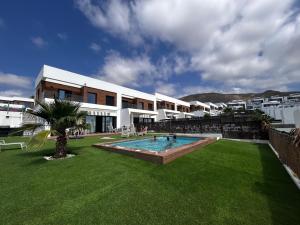 a building with a swimming pool in a yard at Villa Finestrat Benidorm Golf y Playa in Cala de Finestrat