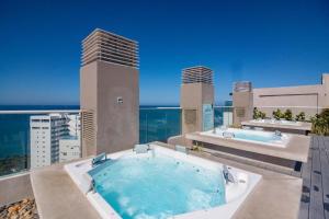 a hot tub on the balcony of a building at Apartamento en Santa Marta frente al mar in Gaira