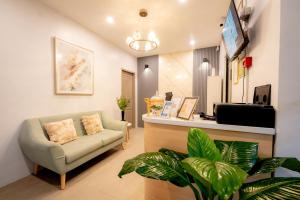 a waiting room with a chair and a television at Cozypod Rentals in Sagcahan