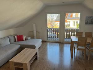 a living room with a couch and a table at Ferienwohnung an der romantischen Straße direkt A3 und A81 in Eisingen