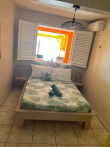 a bed in a room with a window at Milles Eclats in Les Anses-dʼArlets