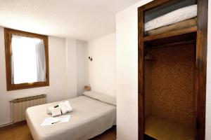 a small room with a bed and a bunk bed at Habitacions La Coma de Taüll in Taüll +33 photos