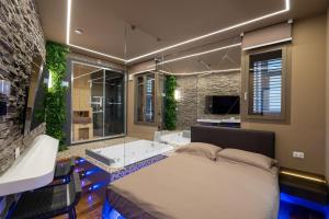 ein Schlafzimmer mit einem großen Bett und einer Badewanne in der Unterkunft Suite Roma15 in Roccaraso