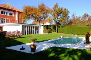 a backyard with a swimming pool and a house at Casa D Aitana in Pardaces de Arriba