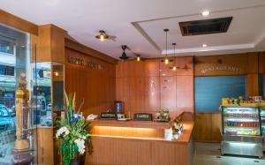 ein Schnellrestaurant mit Theke und Kühlschrank in der Unterkunft Green House Hotel in Krabi