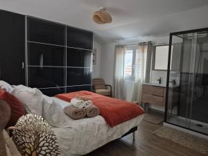 a bedroom with a bed with towels on it at L'échappée Der in Braucourt