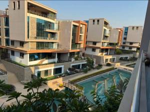 an apartment building with a swimming pool in front of it at La Mirada New Cairo in Cairo