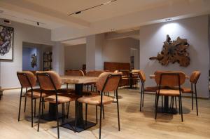 ein Esszimmer mit Tisch und Stühlen in der Unterkunft Hostel Trastevere in Rom