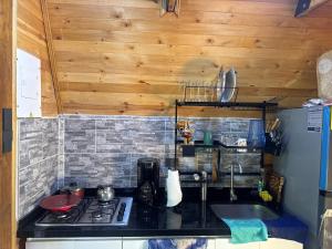 a kitchen with a stove and a refrigerator at Refugio en el Mar in Arboletes