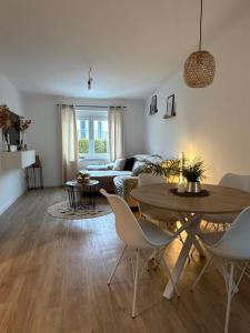 a living room with a table and a couch at S&G Home Stilvolles 2-Zimmer-Apartment in zentraler Lage, Komfort & Entspannung garantiert! in Ditzingen