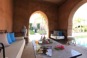 - un salon avec un canapé et une table dans l'établissement Villa Jannah, à Marrakech