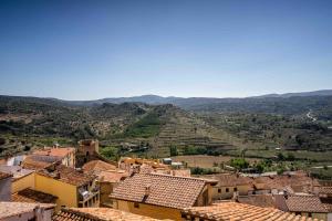 a view of a village with mountains in the background at Hotel del Pastor in Morella
