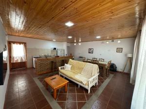 a living room with a couch and a table at Casa de Descanso Don Abel in Chascomús