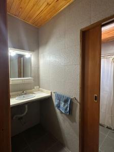 a bathroom with a sink and a mirror at Casa de Descanso Don Abel in Chascomús
