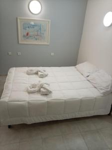 a white bed with towels on it in a room at אלמוגי אוראל in Eilat