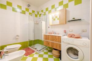 a bathroom with a washing machine and a sink at Bilocale moderno a Conselve in Conselve +11 photos