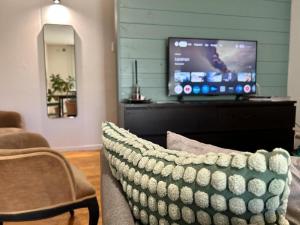 a living room with a couch and a flat screen tv at Bilocale moderno a Conselve in Conselve