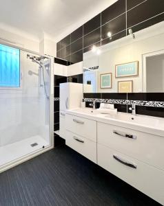 a bathroom with a shower and a sink and a tub at L'Évasion - Centre-Ville & Garage Privé in Mont-de-Marsan