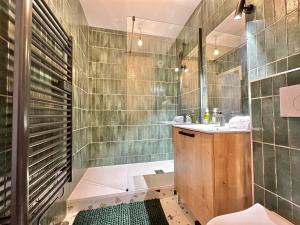 a bathroom with a shower with a sink and a toilet at Le Vert D'eau - Raffiné - Central - Balcon in Mont-de-Marsan
