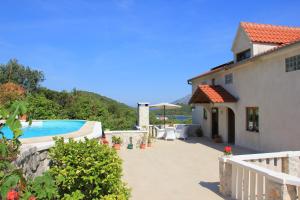 科尔丘拉格吉奇公寓酒店的带游泳池和房子的别墅
