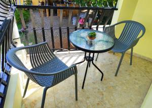 two chairs and a table on a balcony at Refugio Encantador in Santo Domingo
