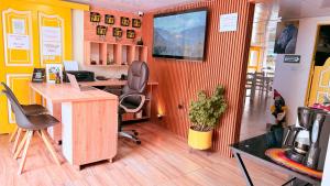 an office with a desk and chairs in a room at Casa Salento in Salento