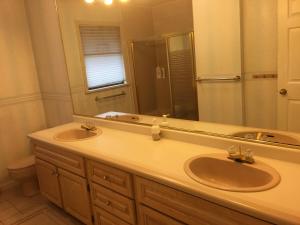 Koupelna v ubytování Vancouver Homestay Inn