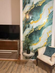 a living room with a tv and a chair at B&B MaKri in Boltiere