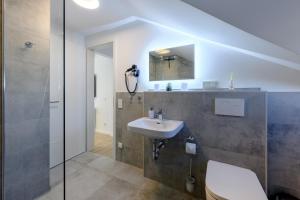 a bathroom with a sink and a shower at Quartier E in Naumburg