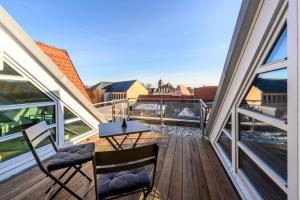 a balcony with a table and chairs on a building at Quartier E in Naumburg
