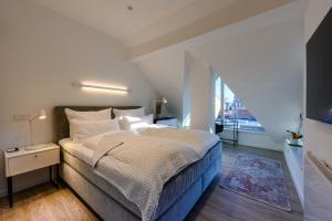 a bedroom with a bed and a large window at Quartier E in Naumburg