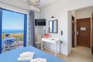 ein Schlafzimmer mit Bett und Meerblick in der Unterkunft Alexis Hotel in Chania